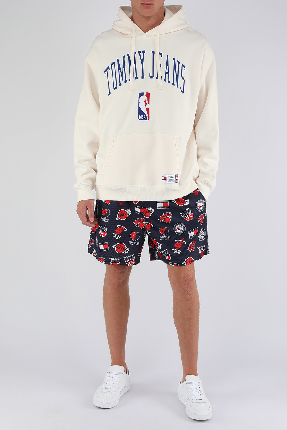 סווטשירט קפוצ'ון עם הדפס אן-בי-איי